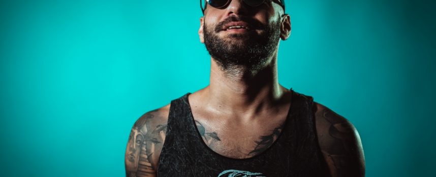 L’estate, il rap e Olbia: tutto questo è Terranova, il nuovo video di En?gma