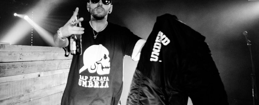 DARN MC di Rap Pirata Umbria in apertura ai Colle der Fomento a Perugia