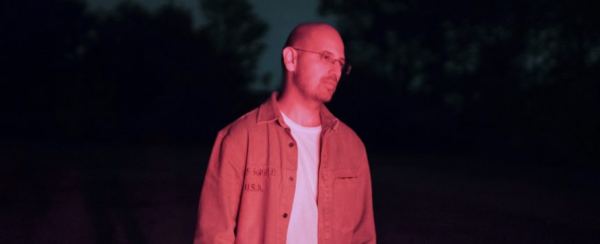 Kaso rappa la storia di un bambino abbandonato: il video di “Questo bimbo”.