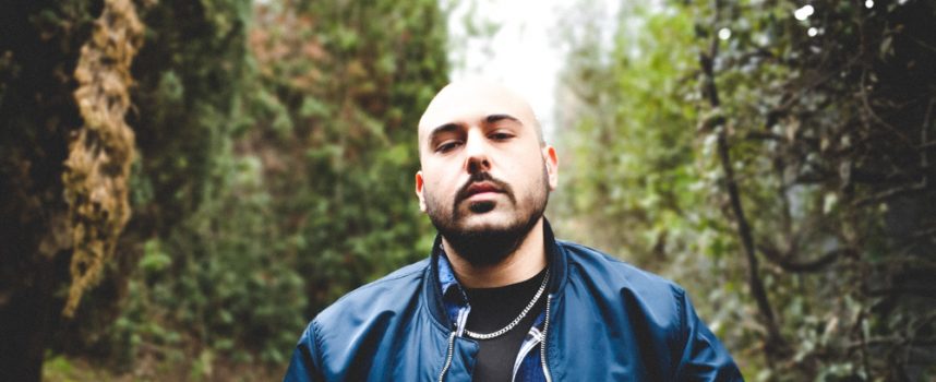 TiAcca racconta, in chiave rap, lo smarrimento di chi torna nella propria terra dopo un lungo periodo di assenza: “Ovunque sia stato” è il suo nuovo singolo