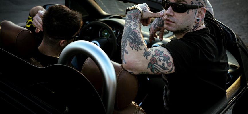 “Stiamo Fuori”: il rapper catanese Velheno si prende il suo spazio nella scena con il nuovo singolo