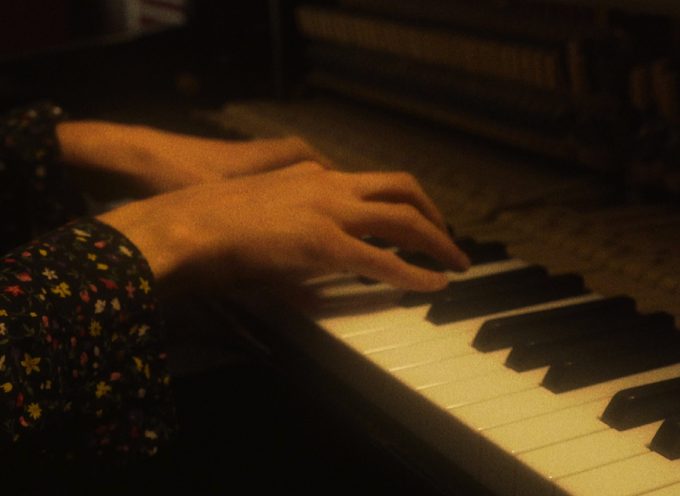 “Fuso Orario”: al giovane Emsa basta un pianoforte per raccontarsi