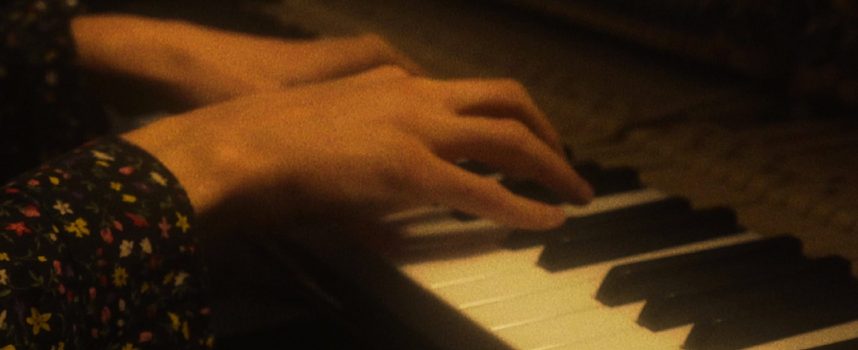 “Fuso Orario”: al giovane Emsa basta un pianoforte per raccontarsi