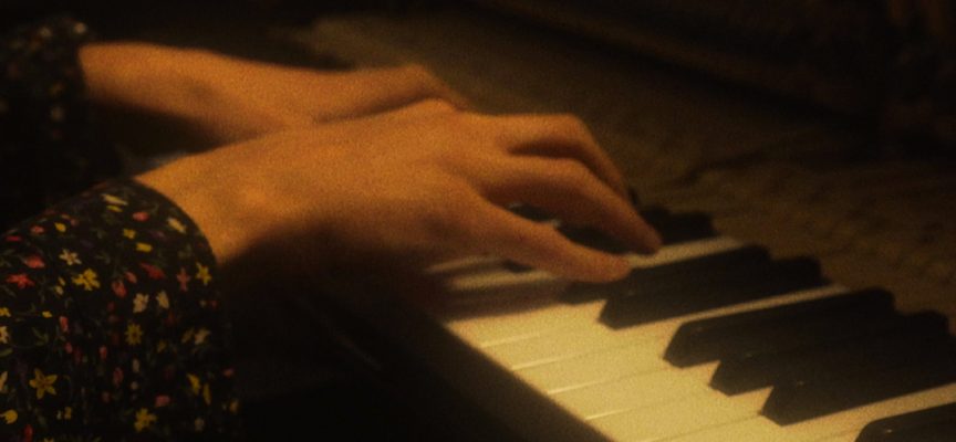 “Fuso Orario”: al giovane Emsa basta un pianoforte per raccontarsi