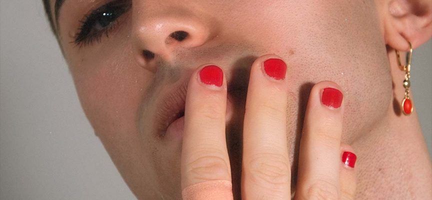 6OCCIA: “Quattro” è l’ep del giovane rapper. Un progetto che grida un disagio e affronta esplicitamente il tema dell’identità sessuale.