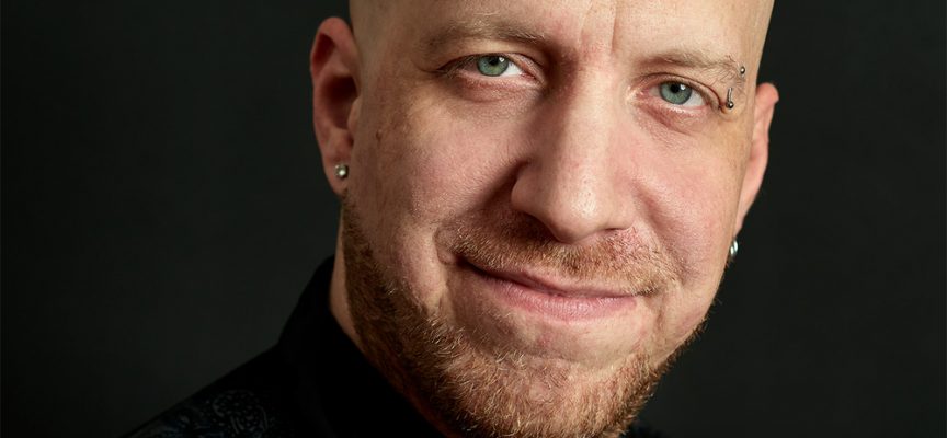 “Giullare” è il nuovo singolo di Karkano, un pezzo rap dalle barre taglienti che punta i riflettori sull’ambivalenza dell’essere umano