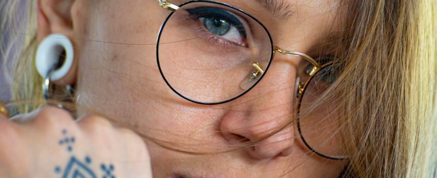 “Spine”: Leslie si racconta nel suo nuovo singolo, a metà tra dolore e piacere