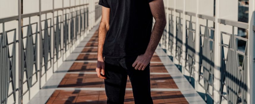 “Vivo” è il nuovo singolo di Venti3, un brano che fonde sonorità sperimentali ad incisive barre intrise di passione e desiderio