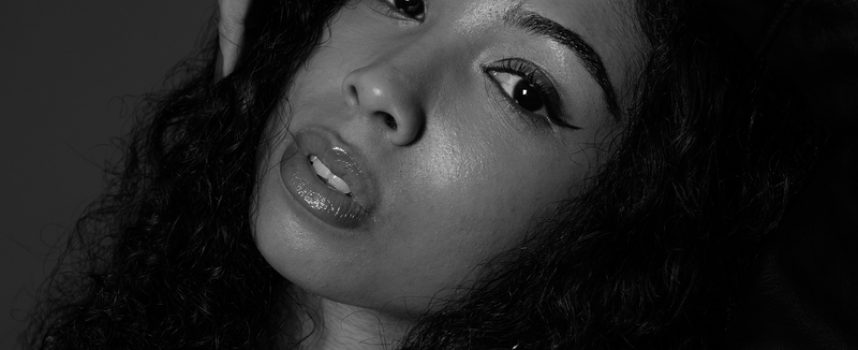 “Prima Donna” è il nuovo singolo della giovane regina del pop-soul italiano Sara Laure, un raffinato ritratto autobiografico contro bullismo e discriminazione