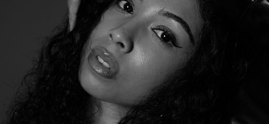 “Prima Donna” è il nuovo singolo della giovane regina del pop-soul italiano Sara Laure, un raffinato ritratto autobiografico contro bullismo e discriminazione