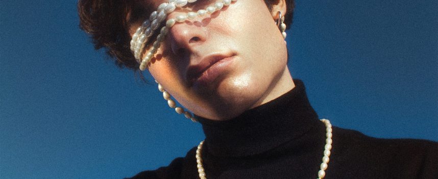 “Manicomio”: l’amore cade a pezzi, per poi risorgere, nel nuovo singolo di Caleydo