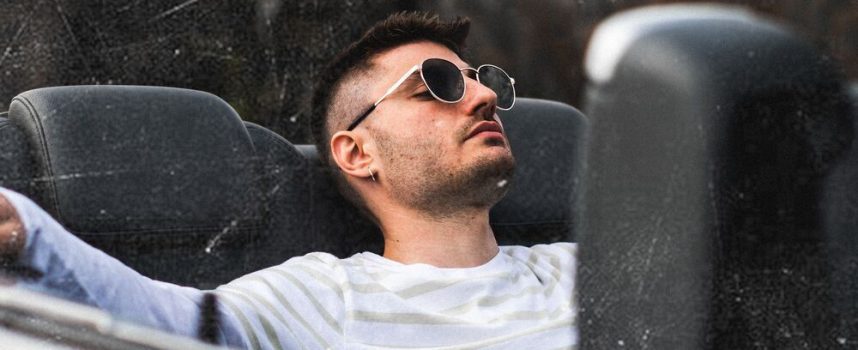 Saimon Sail torna con “Backseat”, il suo nuovo singolo