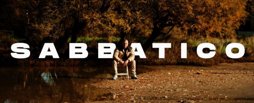 “Sabbatico”: fuori ora il disco d’esordio di Albino, che racconta le incertezze dei vent’anni in provincia, sotto la direzione artistica di Moder