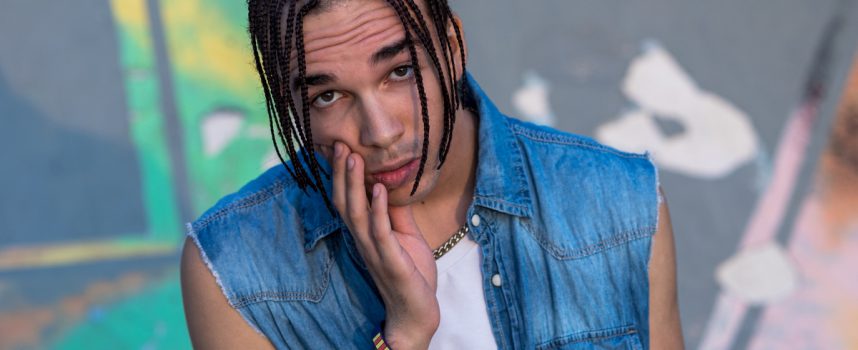 Jamie prosegue la sua mission sulla sensibilizzazione delle fragilità emotivo-mentali in “Disastro”, il suo nuovo singolo