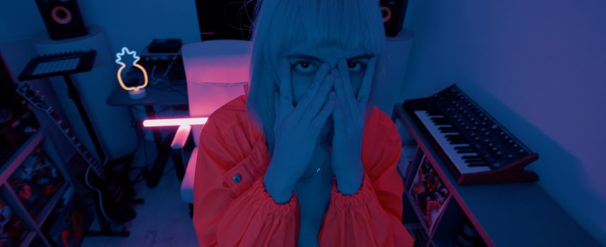 Marti Stone pubblica “Spazio”, un arcobaleno electropop che esplode nel suo nuovo EP.