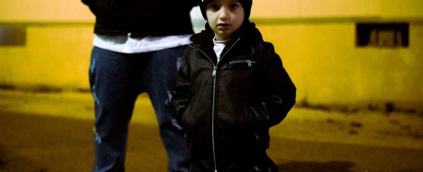 “Genesi”: Sir Fernandez (ex-Fuossera) nel suo nuovo singolo parla di come la periferia cambi ma ti resti addosso, anche quando vai via