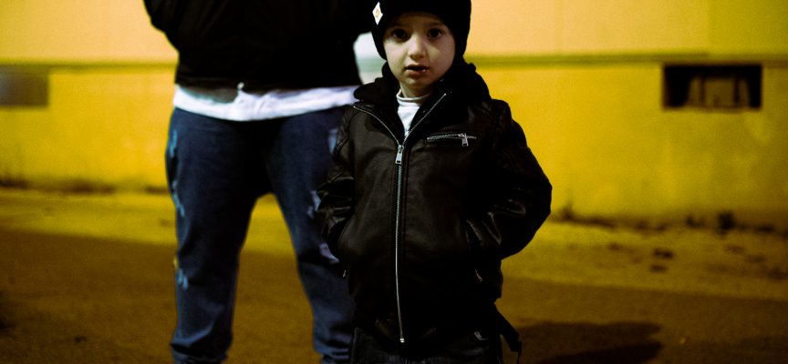 “Genesi”: Sir Fernandez (ex-Fuossera) nel suo nuovo singolo parla di come la periferia cambi ma ti resti addosso, anche quando vai via