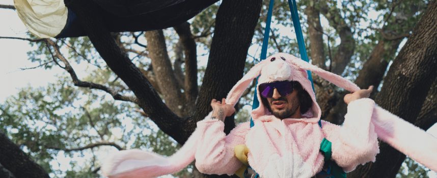 Jeremy Denver torna per raccontare la precarietà del futuro dei giovani in “Paracadute”, il suo nuovo singolo tra ironia e riflessione