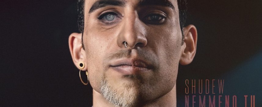 “Nemmeno tu”: nel nuovo singolo Shudew si mette a nudo, rappando e recitando in uno spoken word atipico
