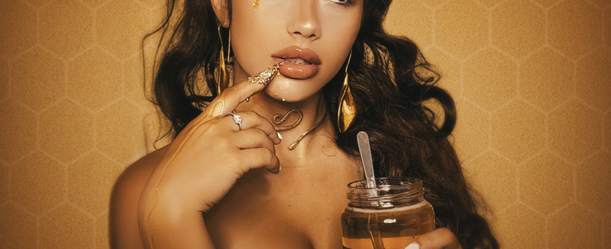 La star dei social Giulia Sara Salemi pubblica il nuovo singolo “Honey”