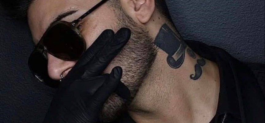 Il cantautore e barbiere dei VIP Wendi Grandinetti parla ai giovani in “Alle mie spalle”