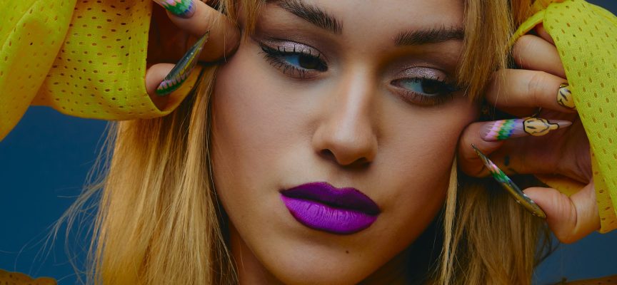 SHARI: l’artista Columbia Records/Sony Music Italy si mette a nudo nel nuovo singolo “Non esisto”, fuori oggi ovunque