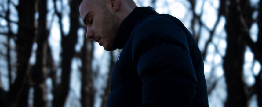 FEEL K torna sulla scena con il nuovo singolo introspettivo “In Bilico”