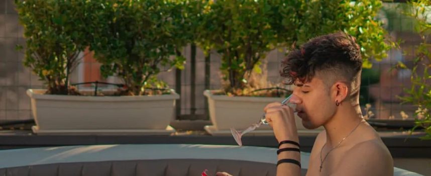 Ladrone00: la sua “Stanotte” è un tuffo magistrale nei ’90 tra rap, dance e pop