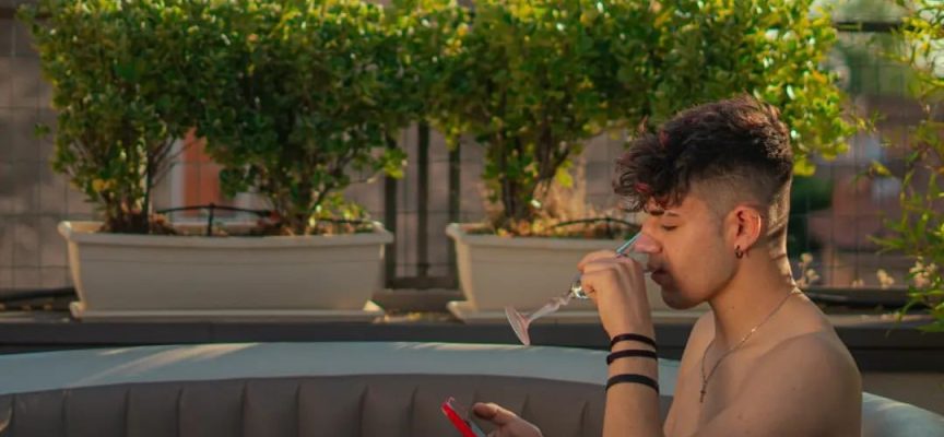 Ladrone00: la sua “Stanotte” è un tuffo magistrale nei ’90 tra rap, dance e pop