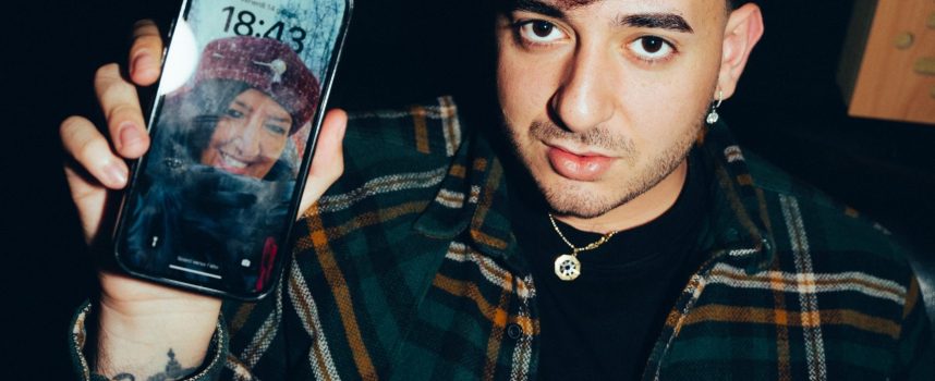 YOUNG HASH: dopo il trailer che annuncia il suo primo EP, il rapper pugliese collabora con sua madre (!) nel nuovo singolo “Angelo”