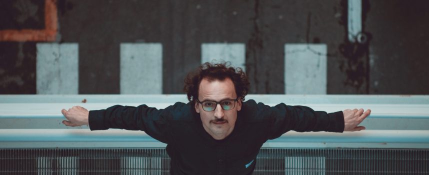 “Troppi (ok boomer)” è il nuovo singolo di Marcello Gori