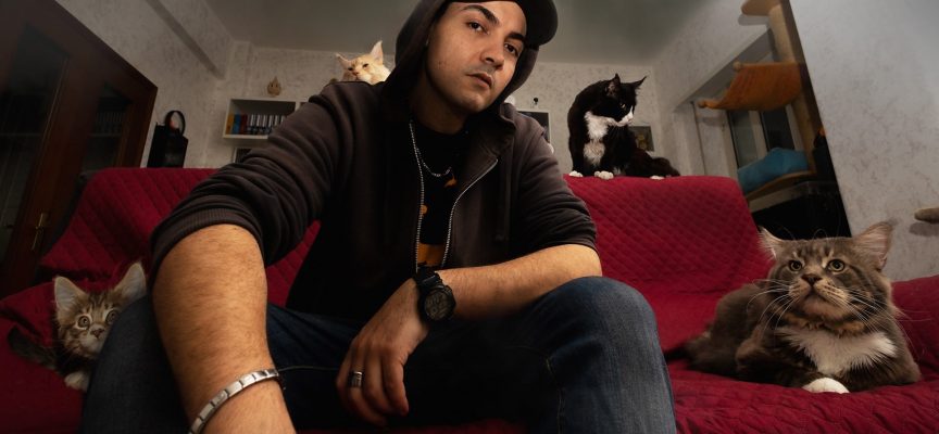 Il rap felino di Suarez nel nuovo singolo “GDB Gatti de borgata”