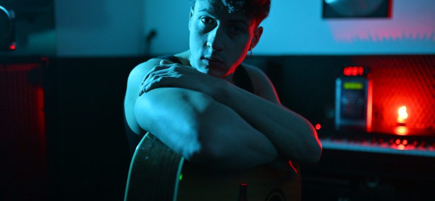Nicholas pubblica il nuovo singolo e videoclip “TILT”