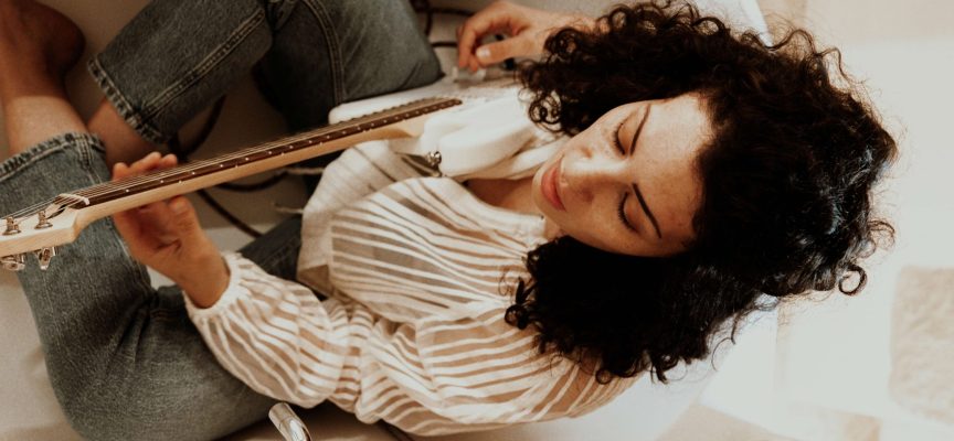 “Dialogo con ansia”: un racconto generazionale nel nuovo singolo di Lei