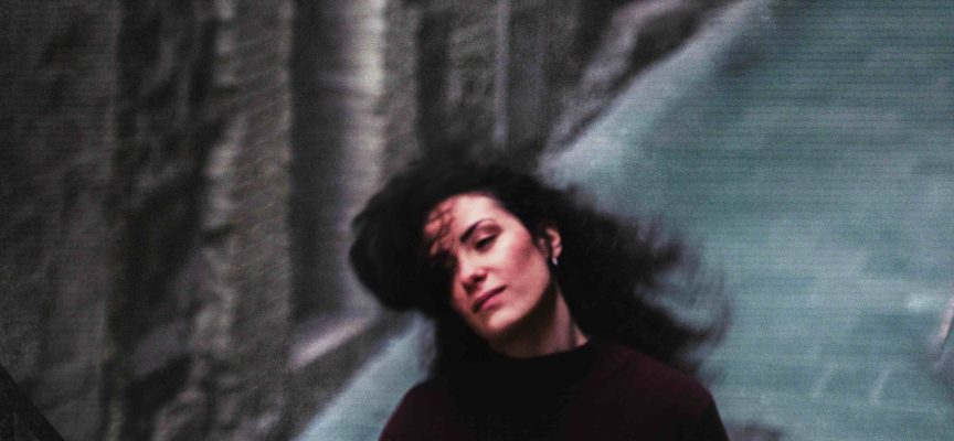 “Attraverso” è il nuovo disco di Lei: uno sguardo nitido sulla complessità