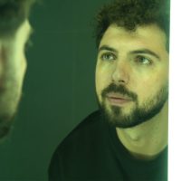 Il poliziotto-rapper Revman racconta l’uomo dietro la divisa in “Scatti in borghese”