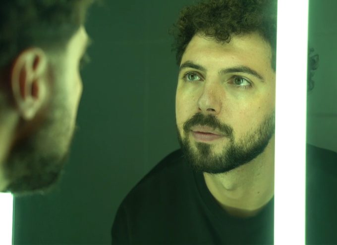 Il poliziotto-rapper Revman racconta l’uomo dietro la divisa in “Scatti in borghese”