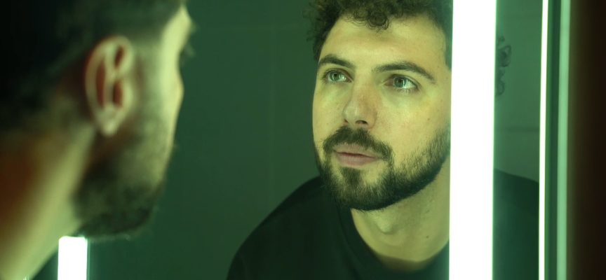 Il poliziotto-rapper Revman racconta l’uomo dietro la divisa in “Scatti in borghese”